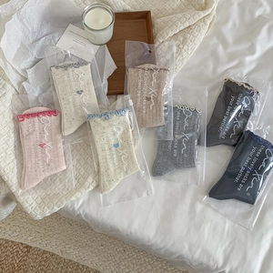 Chaussettes tricotées colorées avec bord à volants dans un emballage cadeau de marque