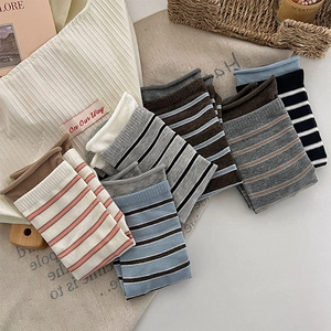 Detail von bunt gestreiften Baumwollstricksocken in Erdtönen für Damen