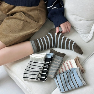 Gemütliche japanische gestreifte Crew-Socken für Damen mit bunten Strickbaumwollmustern