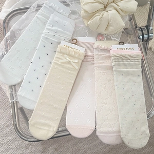 Detailansicht beige Socken mit 3D-Schleifen, Spitzenborten und Polka-Dot-Mustern