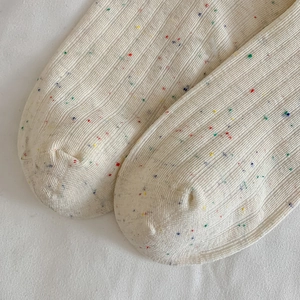 Gros plan sur les chaussettes côtelées confetti avec points tricotés et coton doux