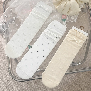 Drei Paar beige und weiße Socken mit Schleifen, Punkten und Spitzenrüschen aus weicher Baumwolle