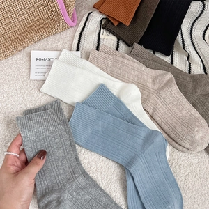 Texture détaillée des chaussettes en coton côtelé multicolores avec une esthétique cosy