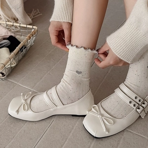 Chaussures Mary Jane crème avec chaussettes à cœurs et volants de style japonais