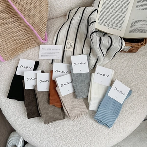 Vue détaillée de huit paires de chaussettes en coton côtelé aux tons neutres d'automne
