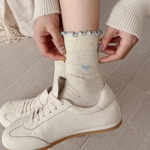 Détails de chaussettes mi-mollet pour femmes avec bords festonnés bleus et cœurs