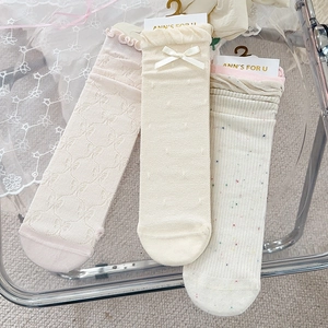Drei Paar beige Söckchen für Mädchen mit süßen Schleifen und Punkten aus Mesh-Gewebe