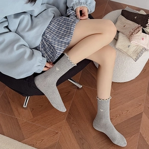 Chaussettes grises douces avec broderie cœur et bordure ondulée au style japonais