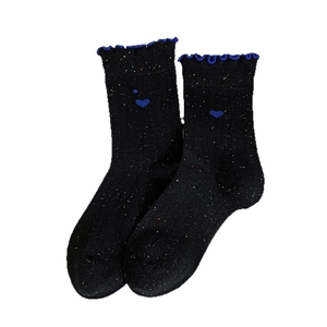 Chaussettes mi-mollet noires pour femmes avec bordure volantée bleue et cœur brodé