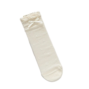 Süße beige Netzsocken mit Schleifendekor und Rüschenbündchen in flacher Ansicht