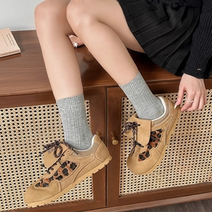 Baskets vintage en daim kaki pour femmes avec panneaux à imprimé léopard et lacets marrons