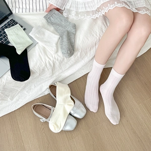 Gros plan de chaussettes côtelées en coton pastel avec des chaussures Mary Jane chic