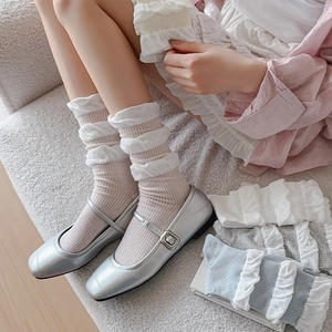 Ballett-Socken mit Rüschen in Cremeweiß und Hellblau, kombiniert mit Mary Jane Schuhen