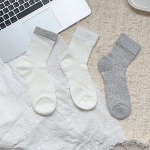 Lot de trois paires de chaussettes en tricot ajouré blanc et gris aux détails dentelle