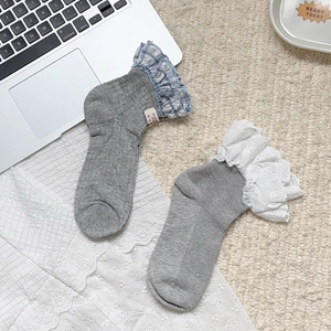 Chaussettes grises à volants pour femmes avec bordure en dentelle et détail cœur