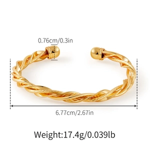Détail du bracelet torsadé en or avec diamètre de 6,77 cm et mesures indiquées