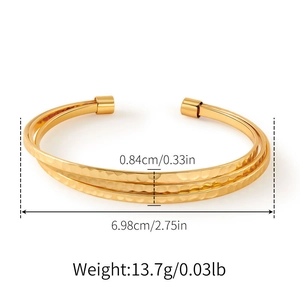 Vue détaillée d'un bracelet doré triple couche avec finition martelée et dimensions