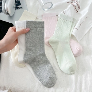 Gros plan sur la texture côtelée de chaussettes en coton respirant aux tons pastels