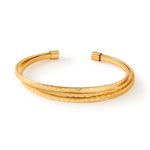 Détail du bracelet ouvert doré à trois couches avec une texture en métal martelé unique