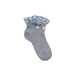 Chaussettes grises en coton tricoté avec dentelle à carreaux bleus et étiquette cœur