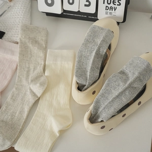 Dettaglio della maglia di calze JK stile giapponese con bordo a pois raffinato