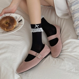Scarpe Mary Jane in pelle scamosciata rosa con fibbia e calze di pizzo eleganti
