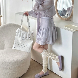 Détail de jambières en tricot beige style ballet avec ballerines à nœud lavande douces