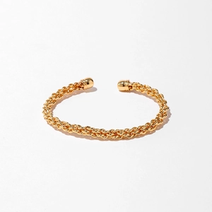 Vue détaillée du bracelet tissé doré avec extrémités sphériques polies et lisses
