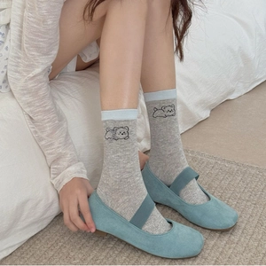 Détail de la broderie ours sur chaussettes grises en maille avec bord-côte bleu