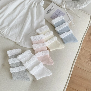 Detailansicht der Rüschenspitze an cremefarbenen Rippstrick-Socken im Ballett-Stil