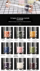 Vista detallada de botella de agua de cristal con compartimentos de piedras naturales