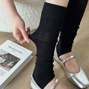 Détail de jambières noires côtelées à étriers montrant une grande élasticité et style ballet