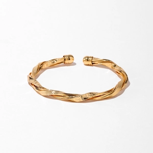 Vue macro détaillée de la texture de corde torsadée et de la finition dorée polie du bracelet
