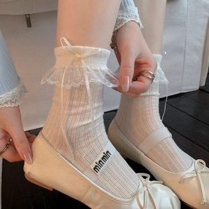 Chaussettes blanches à bordure en dentelle avec nœuds et maille côtelée douce