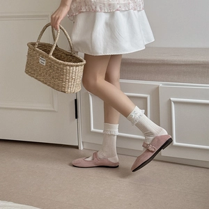 Scarpe Mary Jane rosa scamosciate con calzini in pizzo bianco e cinturino alla moda