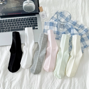 Détail de la texture en maille côtelée de chaussettes respirantes en coton de six couleurs