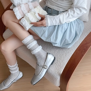 Detailansicht der mehrlagigen Spitzenbordüre an Ballettsocken in verschiedenen Farben