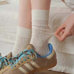 Calze medie bianco crema con trama ondulata e alta elasticità per lo stile JK