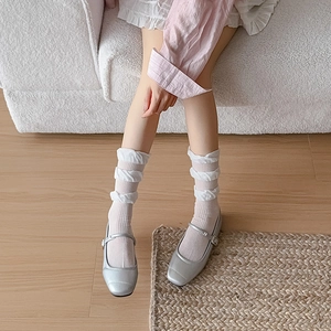Rüschensocken in Cremeweiß kombiniert mit silbernen Mary Jane flachen Damenschuhen
