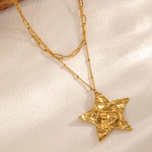 Double layered 18k gold plated stainless steel star pendant necklace with hammered texture