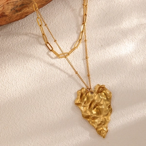 Double-layered 18k gold stainless steel necklace featuring a hammered heart pendant