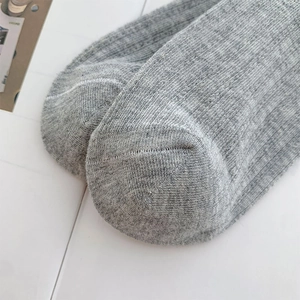 Vue macro détaillée de la pointe sans couture et de la texture tricotée des chaussettes grises