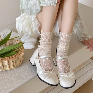 Chaussures Mary Jane blanches avec nœud et chaussettes en dentelle au style rétro français