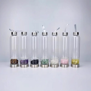 Ensemble de bouteilles d'eau en verre cristal avec divers éclats de pierres naturelles