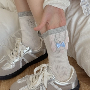 Détail de la broderie ours mignon sur des chaussettes en maille respirante pour femmes