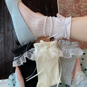 Détail de chaussettes Lolita avec bordure en dentelle et nœuds rubans en quatre couleurs
