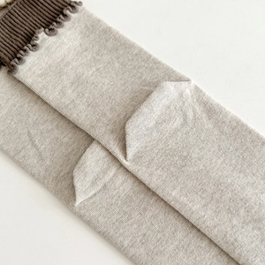 Gros plan détaillé de chaussettes en maille avec bord à volants et détails d'oreilles