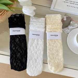 Détails de chaussettes en dentelle florale transparente en noir, blanc et beige