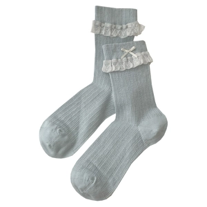Calze in maglia azzurra con pizzo bianco e fiocco decorativo in stile preppy chic