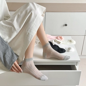 Gros plan détaillé du motif en maille respirante sur des chaussettes courtes en coton